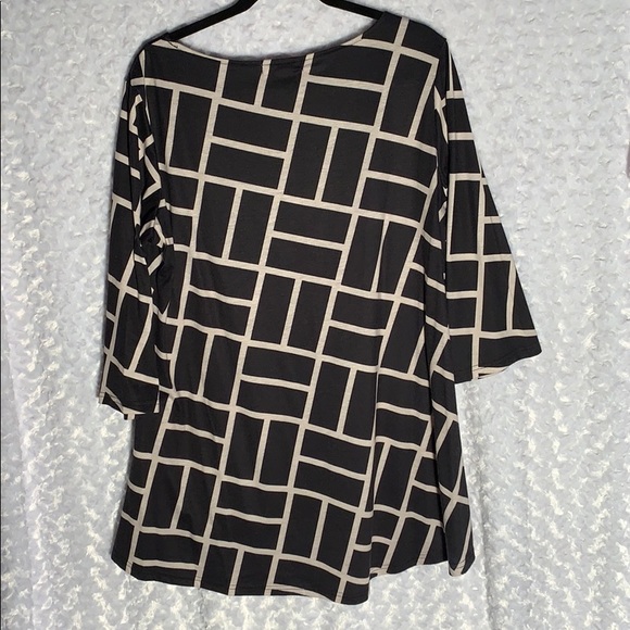 Hi/low hem U neck - Picture 2 of 4